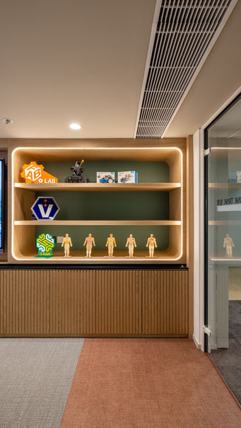 INNOVATION HUB, VSA, Kindergarten Design
Modern interior design of a vibrant school classroom by MAD Studio. The image features colorful desks and chairs arranged for collaborative learning, with bright wall decorations that enhance engagement. The design incorporates functional storage units, ample natural lighting, and inspiring educational materials.